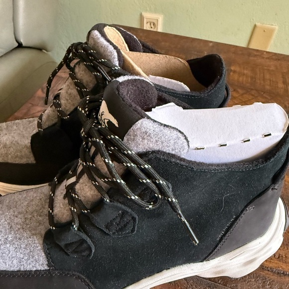 SOREL
Kinetic Caribou Black Leather Sporty Trainers NWOB - Picture 3 of 6